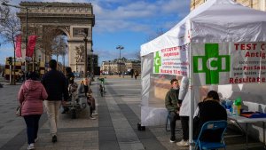 Récord de casos de coronavirus en Francia y revuelo por dichos de Macron