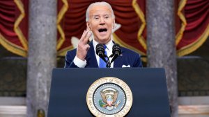 Biden arremetió contra Trump en el aniversario del ataque al Congreso de EEUU