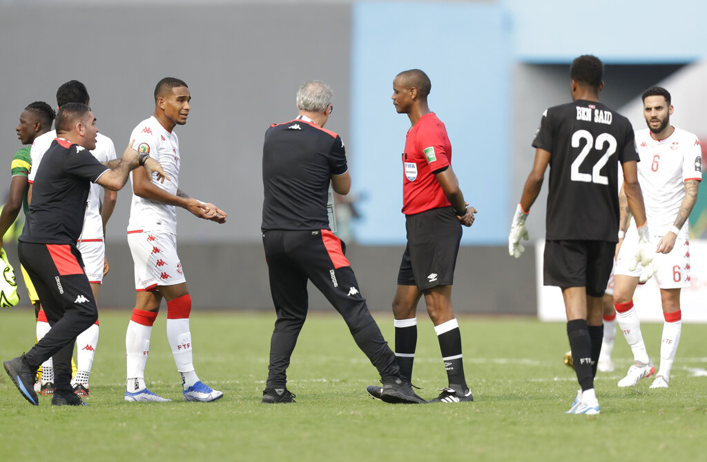 Jugadores y cuerpo técnico de Tunez le reclaman al árbitro luego de que dio por finalizado el partido. (Foto: AP)