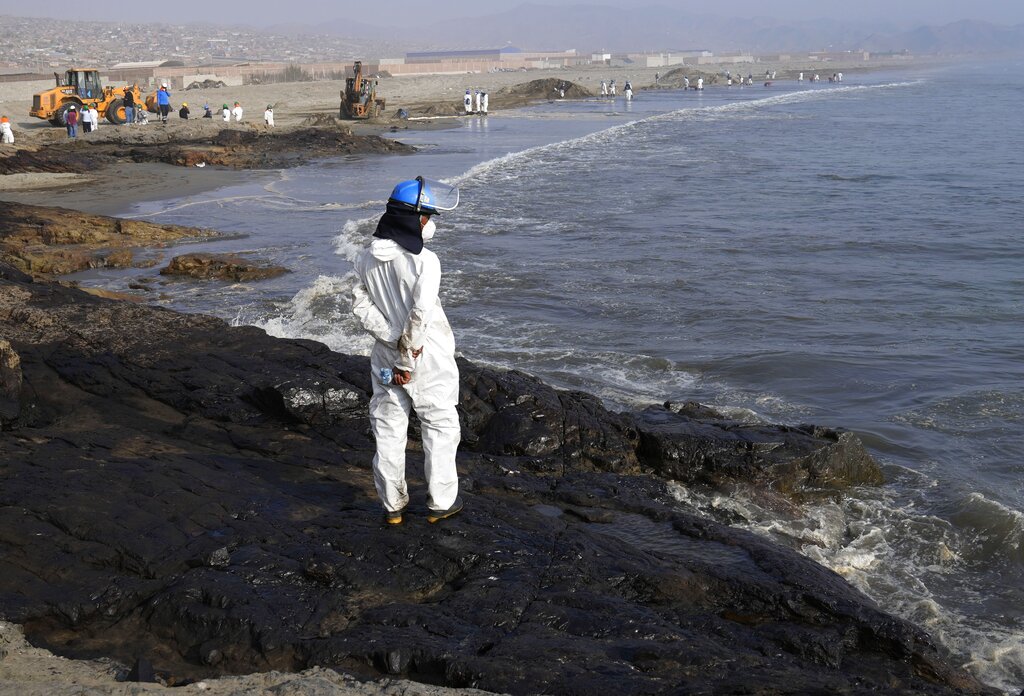 El Gobierno de Perú estima que se vieron afectadas más de 18.000 kilómetros cuadrados de la costa de su país. (Foto: AP)