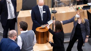 Legisladores austriacos someten a votación un mandato de vacuna obligatoria contra el COVID-19 en el Parlamento de Viena. (AP Foto/Lisa Leutner)