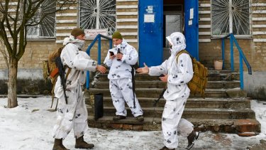 Soldados ucranianos patrullan las calles en Donestk. Por ahora el alerta de guerra está en suspenso.