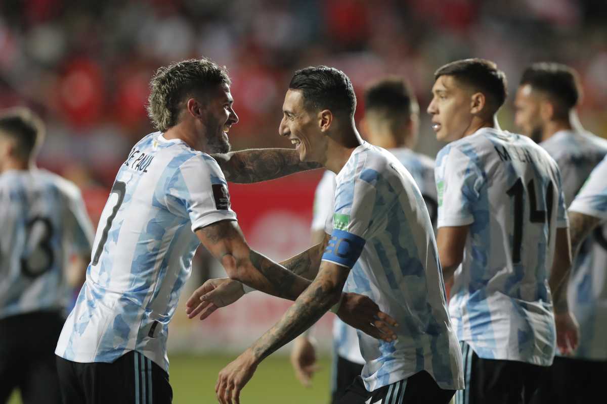 Di María festeja con De Paul el primer gol del partido. Fotos: AP