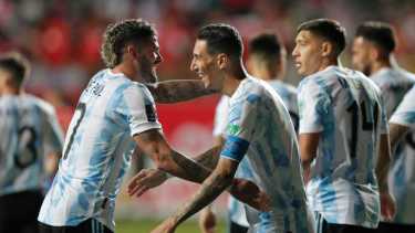 Di María festeja con De Paul el primer gol del partido. Fotos: AP