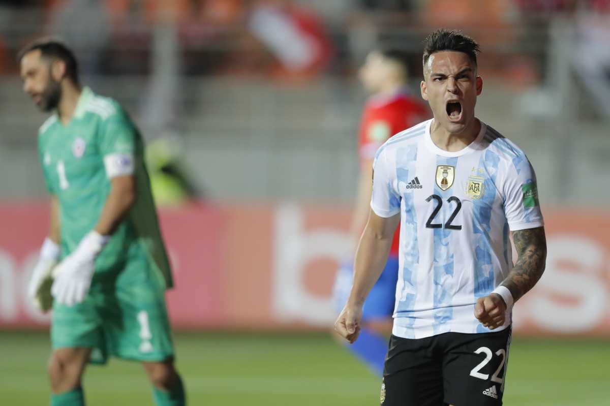 Lautaro Martínez grita con alma y vida el gol de la victoria de Argentina sobre Chile. Foto: AP