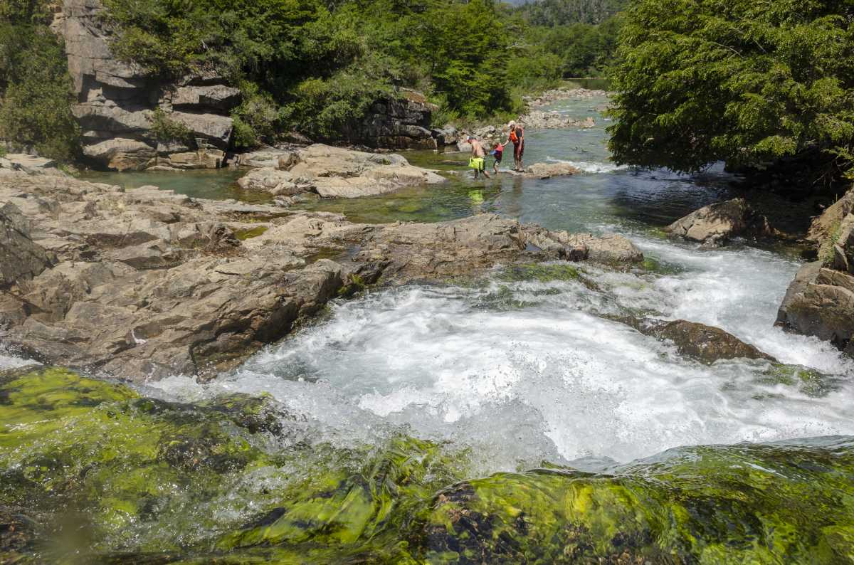 En el lago Hermoso nace el río del mismo nombre que ofrece pozones y cascadas y es parte del mismo paseo. Foto: Patrício Rodríguez.