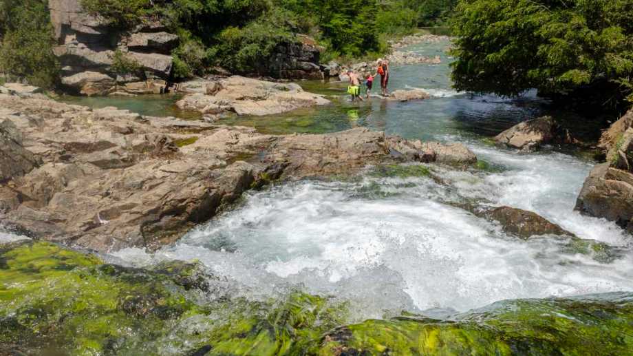 En el lago Hermoso nace el río del mismo nombre que ofrece pozones y cascadas y es parte del mismo paseo. Foto: Patrício Rodríguez.