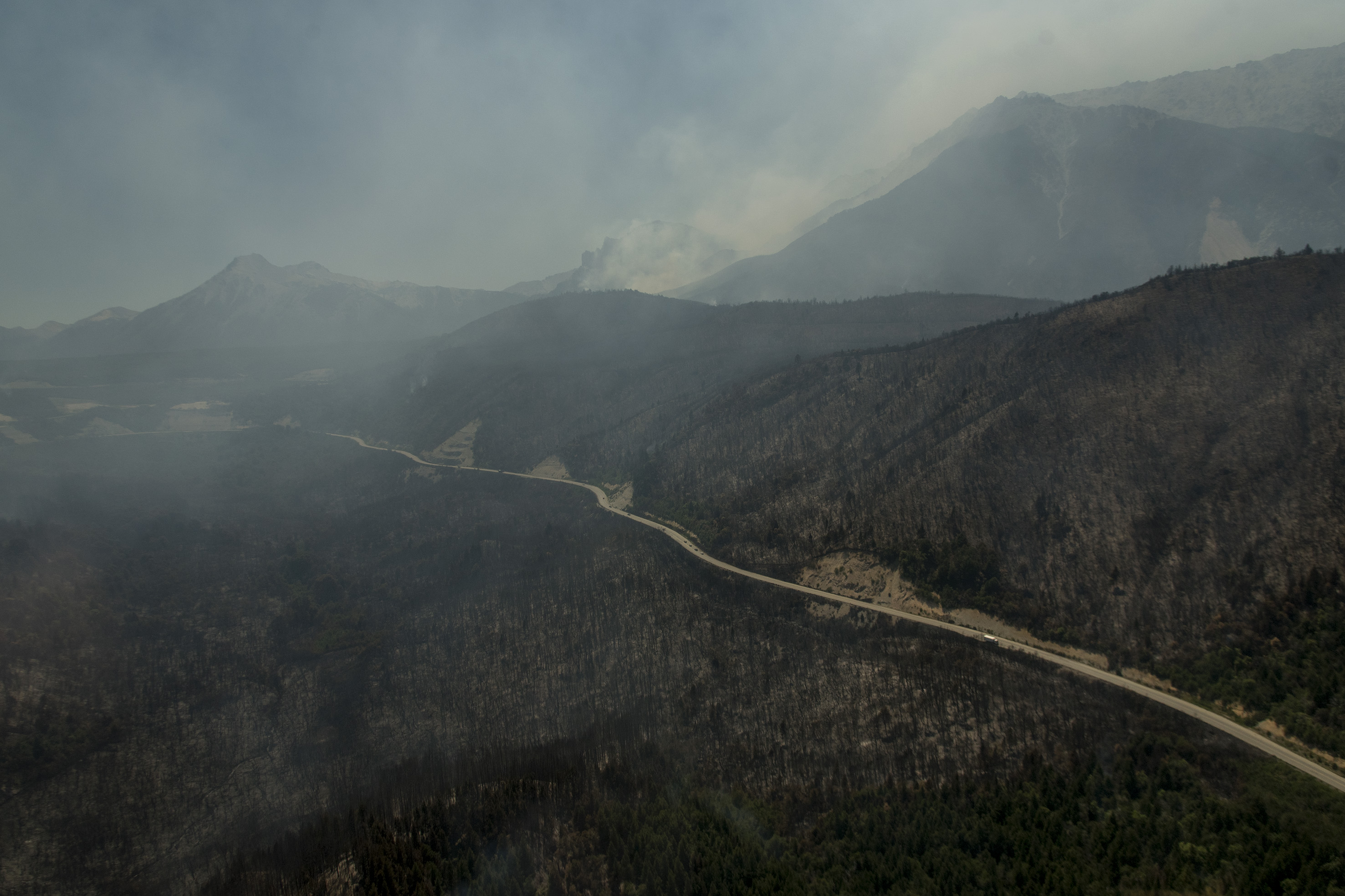 El  fuego ya destruyó unas 6.000 hectáreas, en su mayoría, de bosque nativo al sur de Bariloche. (foto Marcelo Martínez)