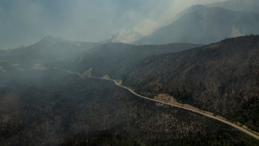 El  fuego ya destruyó unas 6.000 hectáreas, en su mayoría, de bosque nativo al sur de Bariloche. (foto Marcelo Martínez)