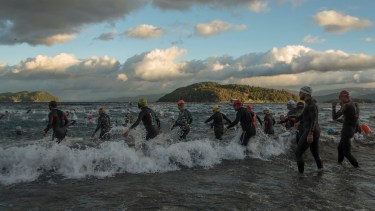 El viento obligó a cambiar el circuito de natación en el triatlón del Escape de la Isla Huemul, en Bariloche. Foto: Marcelo Martinez