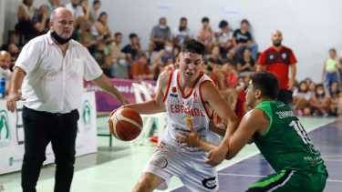 Español fue más que Biguá en la noche del debut. Fotos: Fabián Ceballos 