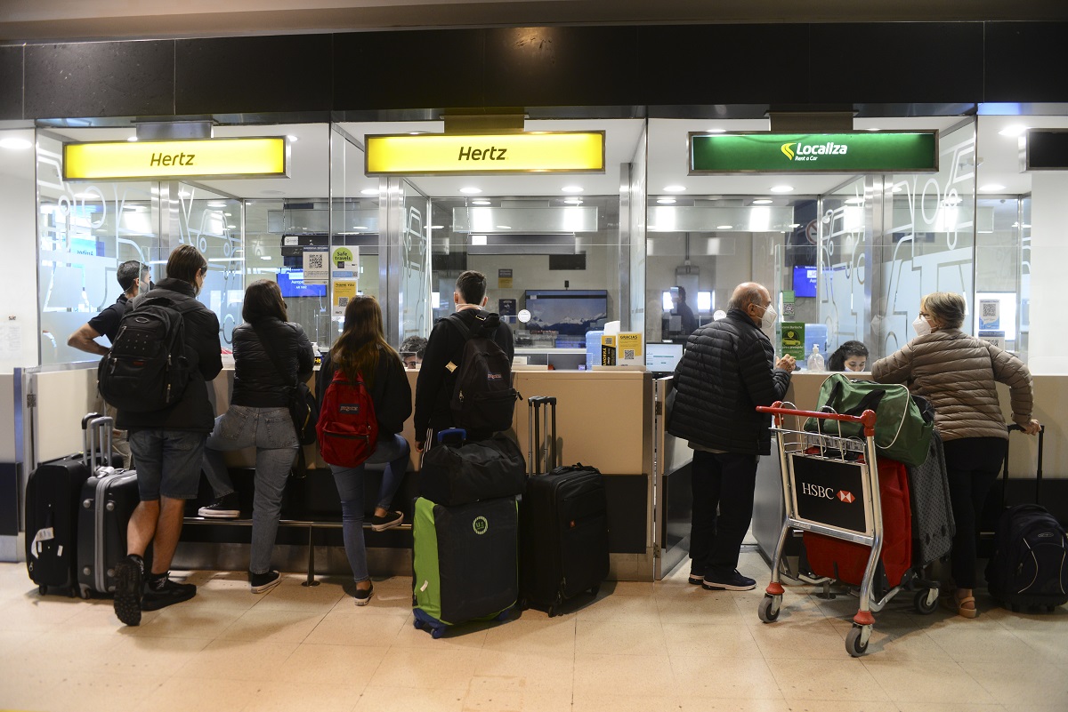 El aeropuerto de Bariloche tiene un intenso movimiento cada día y esperan que las compañías definan vuelos desde el exterior. Foto: Chino Leiva