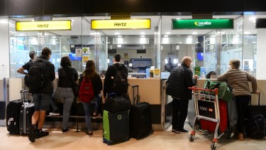 El aeropuerto de Bariloche tiene un intenso movimiento cada día y esperan que las compañías definan vuelos desde el exterior. Foto: Chino Leiva