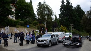 Caos en el tránsito en Bariloche ante un reclamo gremial en un hotel de Bustillo