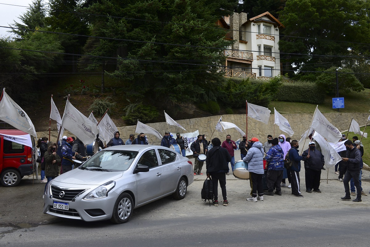 En el acceso del complejo Villa Huinid se realizó la protesta de Uthgra ayer por condiciones laborales precarias. Foto: Chino Leiva