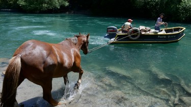 Los pobladores rurales de Chile cruzan a Argentina por el río, en la zona de El Manso Inferior. Archivo/ Chino Leiva