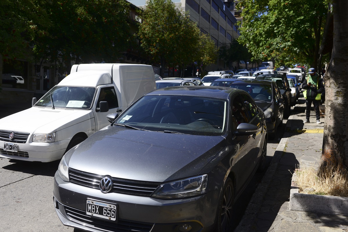 Circulación lenta y doble fila hasta encontrar un hueco para poder estacionar en el centro de Bariloche. Foto: Chino Leiva
