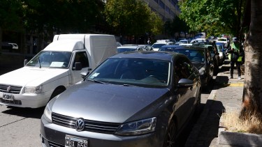 Circulación lenta y doble fila hasta encontrar un hueco para poder estacionar en el centro de Bariloche. Foto: Chino Leiva