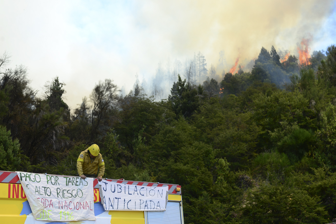 Brigadistas de incendios forestales exhibieron su reclamo por un régimen especial en los incendios de lago Steffen, en el verano. Archivo