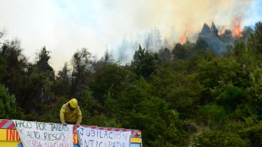 Brigadistas de incendios forestales exhibieron su reclamo por un régimen especial en los incendios de lago Steffen, en el verano. Archivo