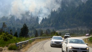 Aflojó el humo del incendio y habilitaron la ruta 40 entre Bariloche y El Bolsón