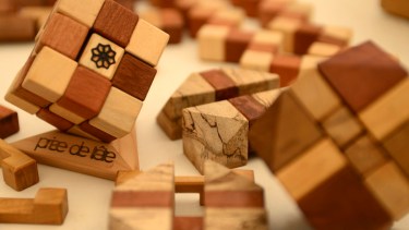 El artesano de los juegos de ingenio que atrae en la feria de Bariloche