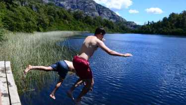 Lago Escondido, ideal para un chapuzón a 4 km de Puerto Pañuelo en el parque municipal Llao Llao. Foto: Chino Leiva.