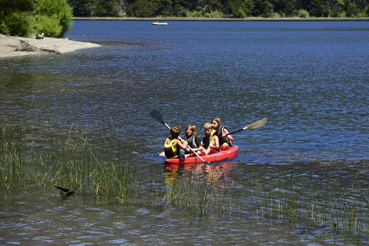 Las mansas aguas del lago Steffen son ideales para disfrutar en familia. Sus campings se habilitaron para descubrir este verano. Foto: Chino Leiva