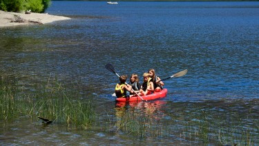 Las mansas aguas del lago Steffen son ideales para disfrutar en familia. Sus campings se habilitaron para descubrir este verano. Foto: Chino Leiva