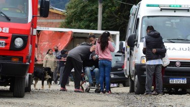Momentos de tensión se vivieron con los familiares del niño que quedó atrapado en el incendio de una vivienda en el barrio Arrayanes de Bariloche. Foto: Chino Leiva