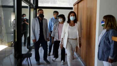 La gobernadora Arabela Carreras recorrió la nueva oficina de informes turísticos de Bariloche tras el corte de cinta. Foto: Chino Leiva