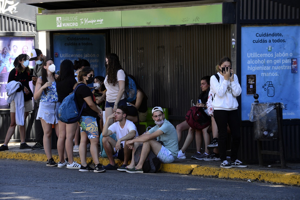 El crecimiento de contagios en bariloche coincide con una tendencia nacional pero también se suma el contexto de la alta temporada de verano, con miles de turistas. Foto: Chino Leiva