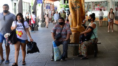 Las paradas de colectivos se llenan de gente. Foto: Chino Leiva
