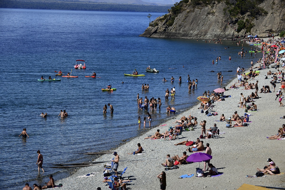 Playa Bonita es uno de los refugios para el intenso calor que se registra estos días en Bariloche. Foto: Chino Leiva-