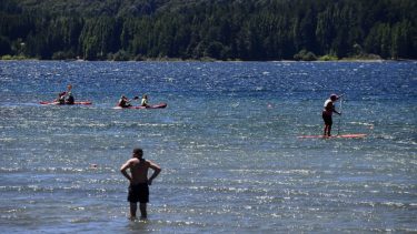 Las costas de toda la región han recibido gran cantidad de visitas. Foto: agencia Bariloche.-