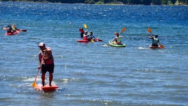 La opción playa lacustre y alquiler de kayaks y tablas de Stand Up Paddle son las más buscadas en Bariloche. Foto: Chino Leiva