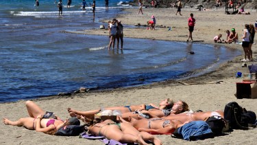 La playa de Bahía Serena se convirtió en uno de los puntos elegidos por turistas y residentes para disfrutar de una jornada soleada. (Foto Alfredo Leiva)
