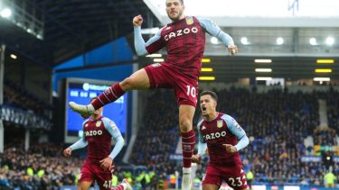 Emiliano Buendía le dio la victoria al Aston Villa.