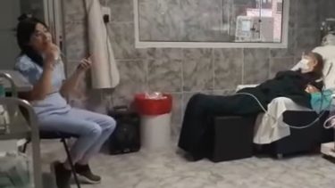 Médica canta una chacarera en el centro de Diálisis.  Foto: Captura Pantalla