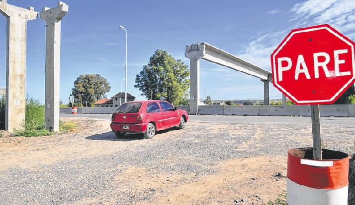 Si bien el puente elevado se encuentra habilitado desde agosto para el tránsito vehicular, las obras circundantes no se finalizaron. Foto: Néstor Salas