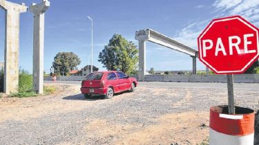 Si bien el puente elevado se encuentra habilitado desde agosto para el tránsito vehicular, las obras circundantes no se finalizaron. Foto: Néstor Salas