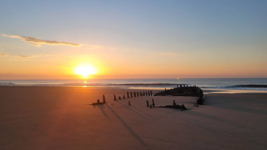 Un barco hundido captado al amanecer en la playa de Marisol. Foto: @manuginobili