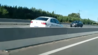 El conductor iba manejando solo por Ruta 22 en contramano a 120 km/hora.  Captura de video.
