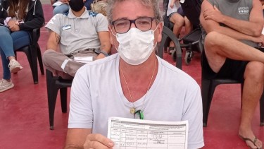 Luego de las críticas, Copani se aplicó la vacuna Pfizer. 