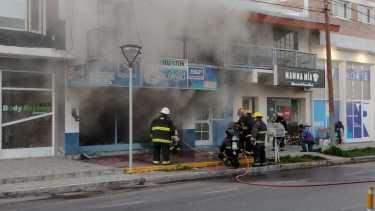 Cuatro dotaciones de Cutral Co y Huincul sofocaron el incendio (Foto: gentileza)