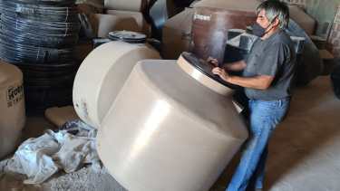 Los tanques de reserva y las bombas son imprescindibles para garantizarse el agua (Foto: Andrea Vazquez)