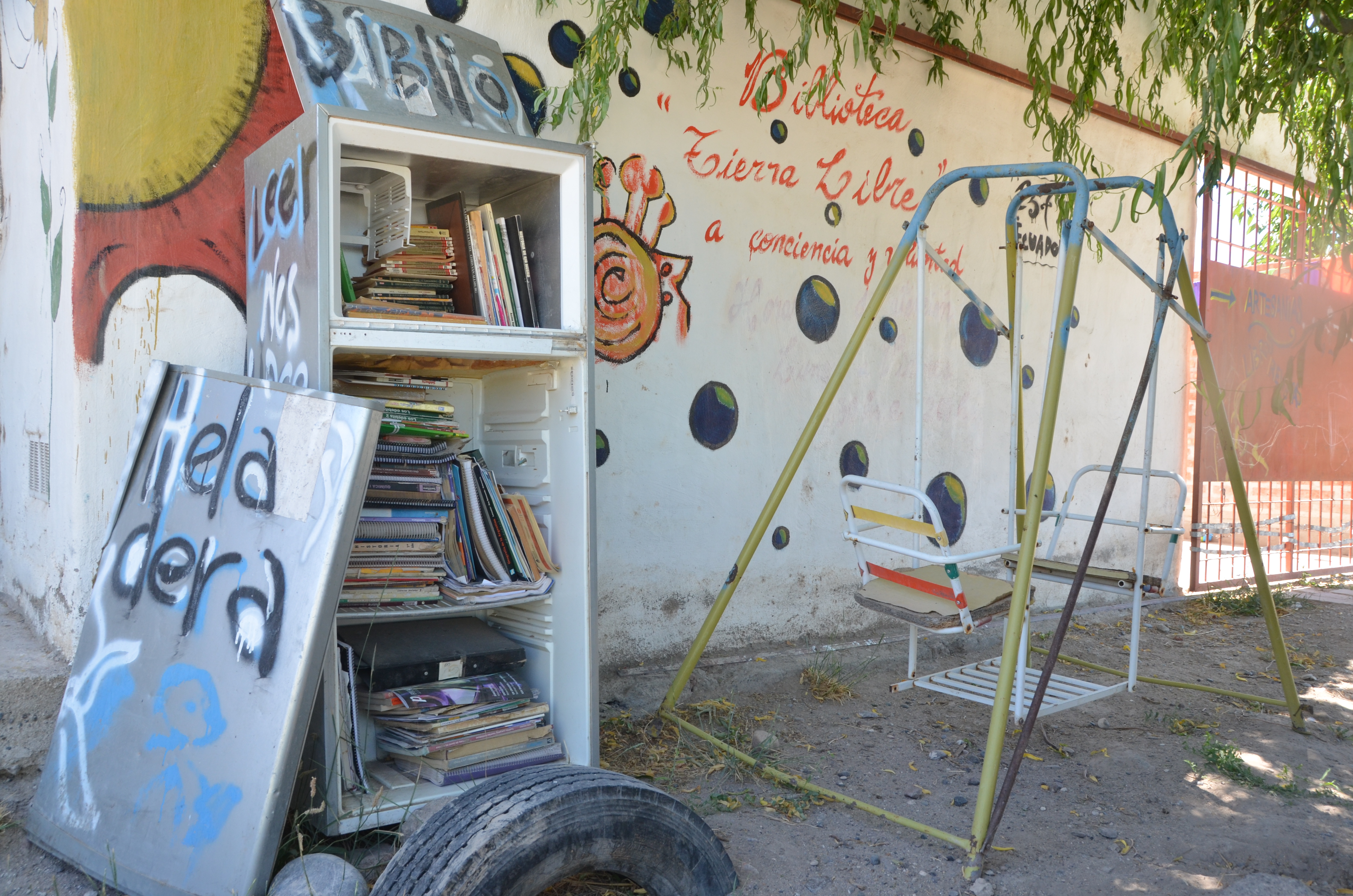 La biblioheladera, en la vía pública, está ubicada en barrio Los Olivos, de Roca. Foto: Gino Avoledo