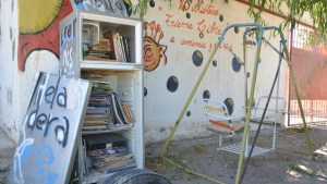 Biblio-heladera: un novedoso proyecto para leer al aire libre en una casa de Roca