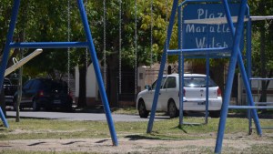 Desaparecieron las hamacas de la plaza María Elena Walsh de Roca