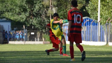 Luchado. Alma Fuerte (Choele Choel) y San Francisco (Allen) jugaron ayer en el Complejo y terminaron 0 a 0. Foto: Gino Avoledo